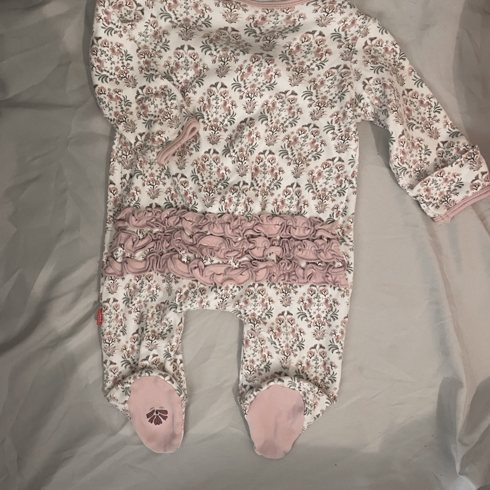 Magnetic Me onesie. Ruffle butt, fold over sleeves VGUC. Only wash wear on tag